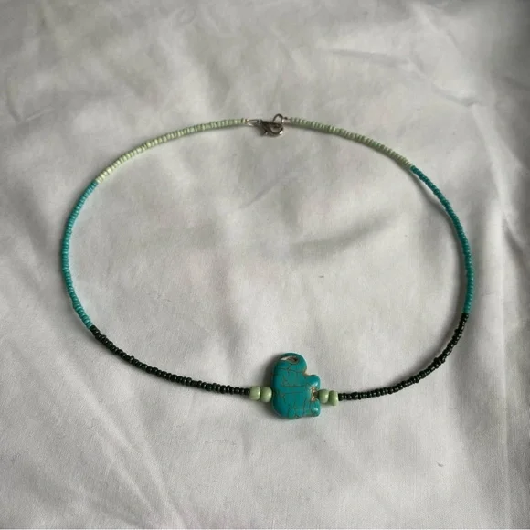 Short beaded necklace with elephant charm - Picture 6 of 6